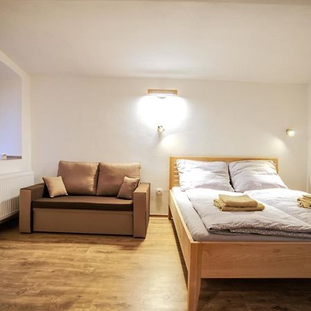 Apartmanek Mezi Kopci Apartment ยาคีมอฟ ภายนอก รูปภาพ