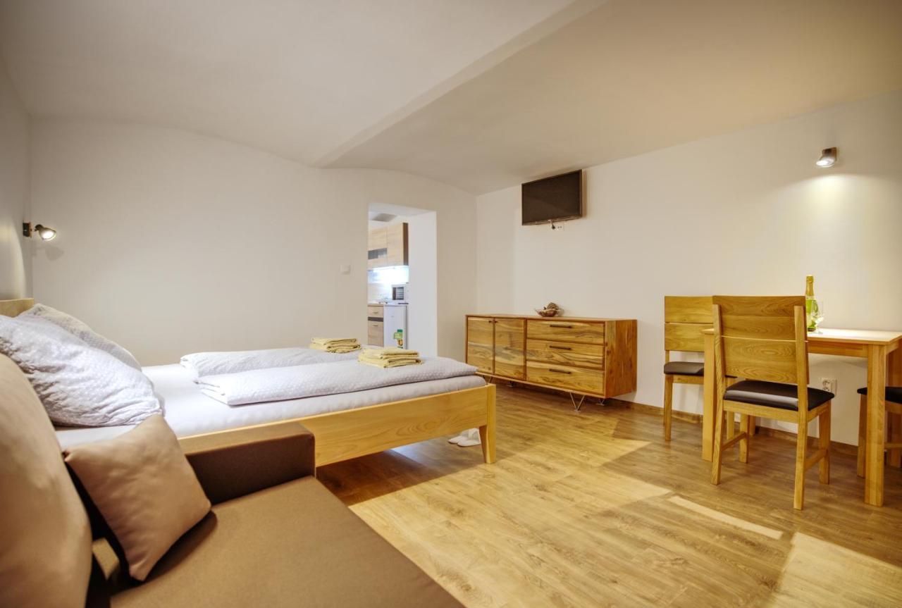 Apartmanek Mezi Kopci Apartment ยาคีมอฟ ภายนอก รูปภาพ