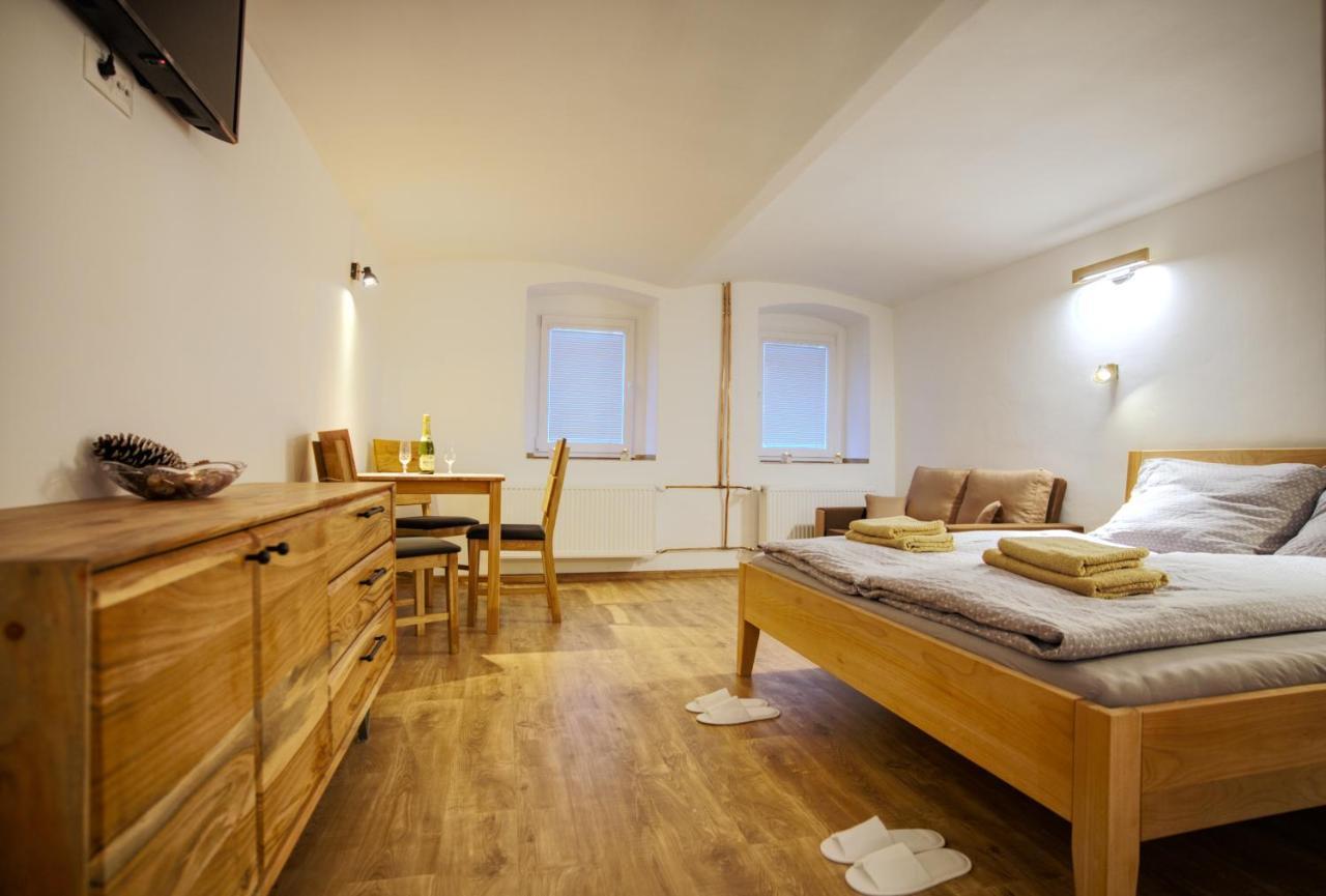 Apartmanek Mezi Kopci Apartment ยาคีมอฟ ภายนอก รูปภาพ